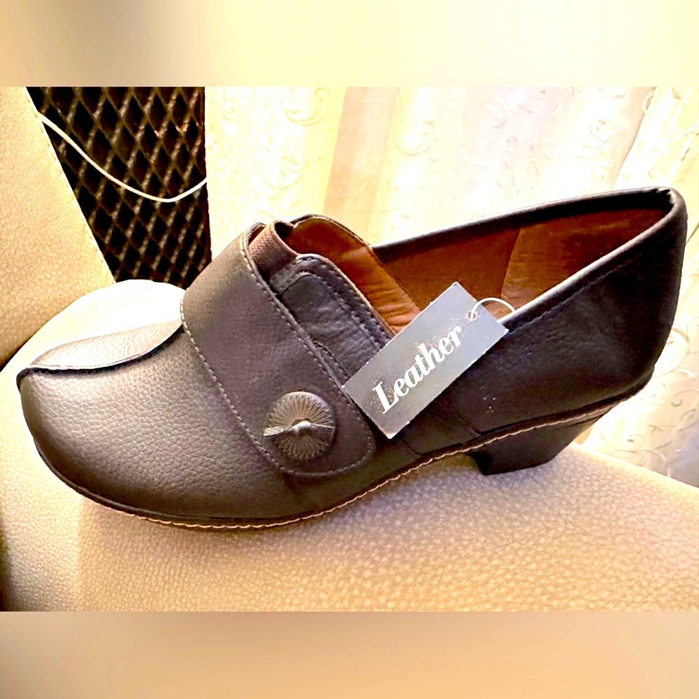 New Thom McAn Leather clogs